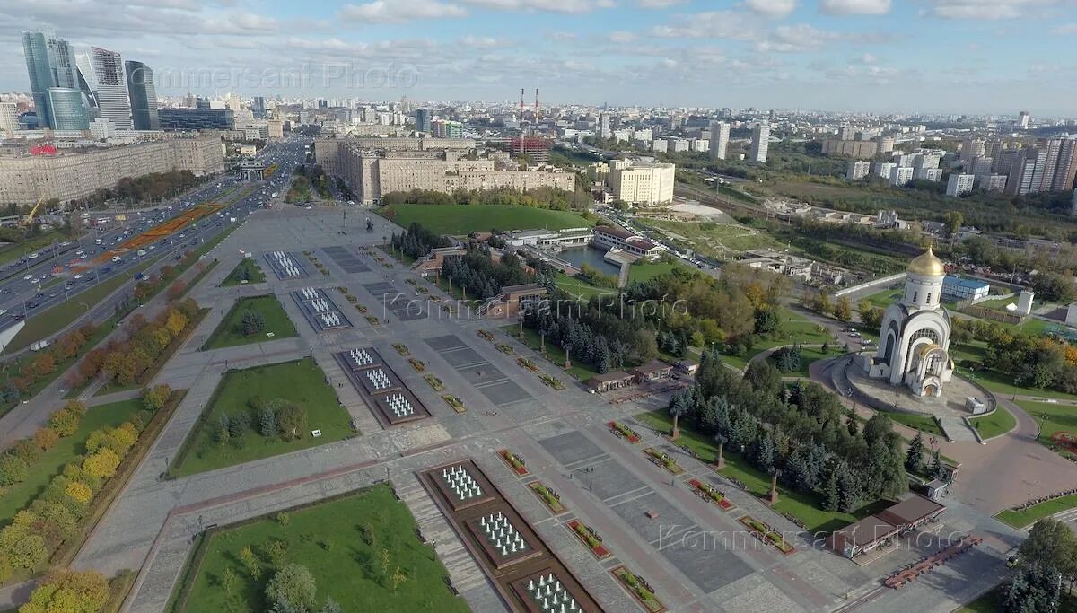 Москва метро на поклонной горе. Поклонная гора метро. Парк Победы (Москва) в центре. Поклонная гора парковка. Вид на Москва Сити с Кутузовского проспекта.