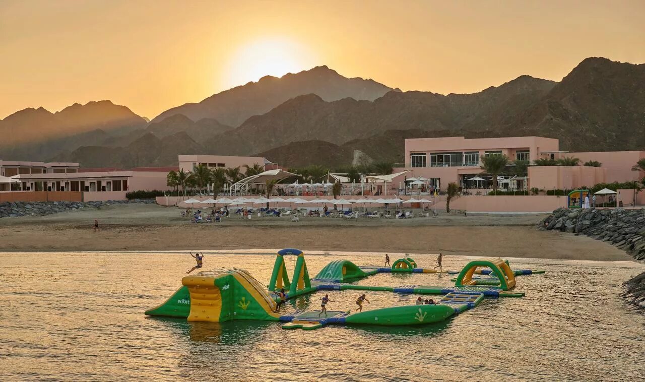 Фаирмонт Фуджейра. Файрмонт Фуджейра Бич Резорт. Отель Fairmont Fujairah Beach Resort 5. Фуджейра ОАЭ Фейрмонт отель.