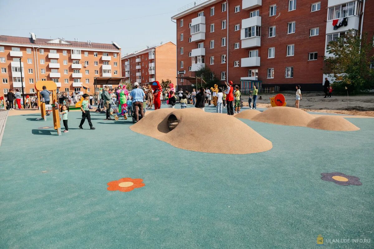 Квартал улан удэ. Площадки Улан Удэ. Детская площадка Улан-Удэ. Самые большие детские площадки в Улан-Удэ. Самая большая игровая площадка.