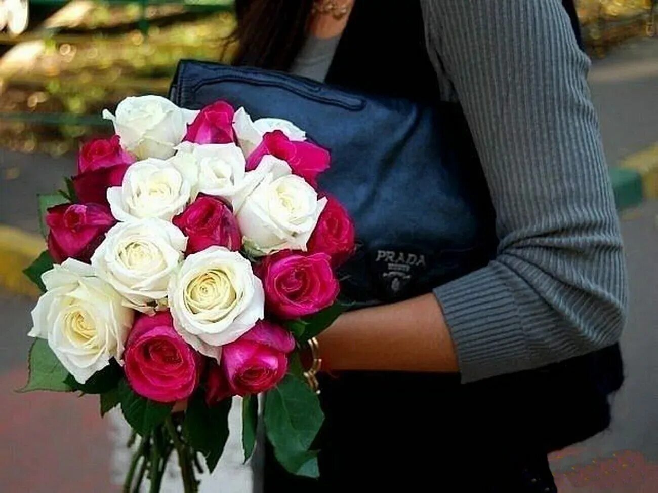1415 роз. Букет цветов для девушки. Девушка с букетом роз. Красивый букет в руках. Букет цветов красивый для девушки.