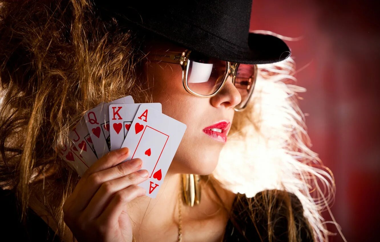 Это фартовая кукла. Красивая девушка с картами. Девушки в казино. Фотосессия с картами. Игральные карты с девушками.