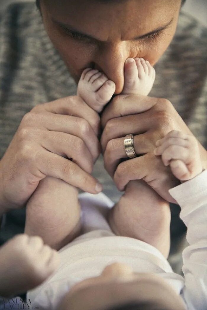 Новорожденный ребенок с папкой. Отец с новорожденным ребенком. Отцы и дети. Малыш на руках.