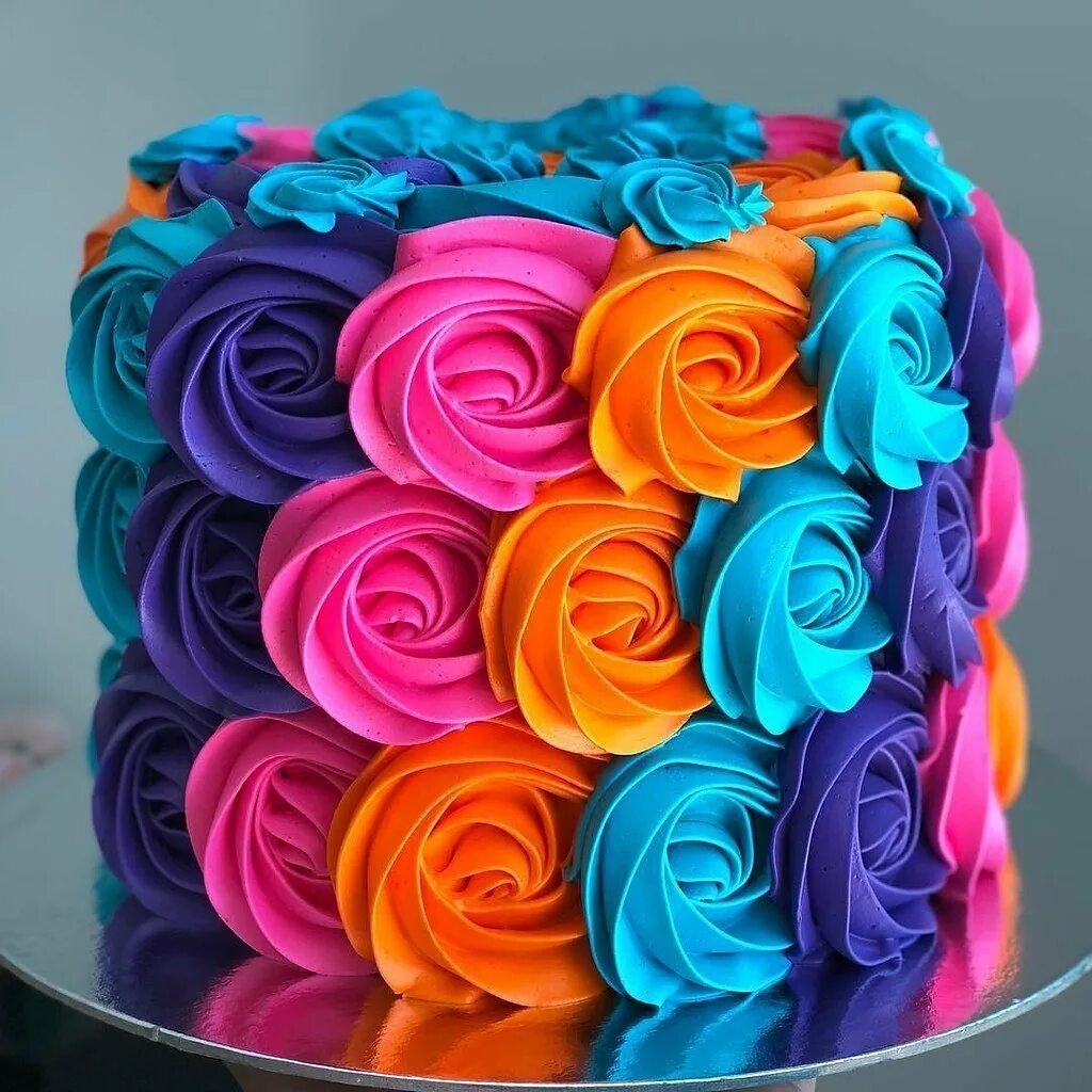 Как украсить цветной. Яркие цторы. Торт разноцветный. Радужный торт украшение. Красивый яркий торт.
