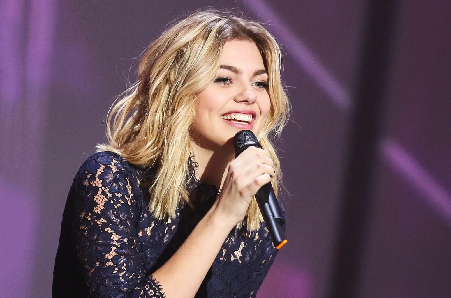 Певица поет на французском. Louane. Louane Emera. Луан певица. Louane Louane.