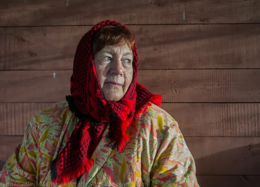 Видео бабка. Бабушка в платочке. Деревенская бабушка в платке. Бабки в платках. Бабуля в платке.