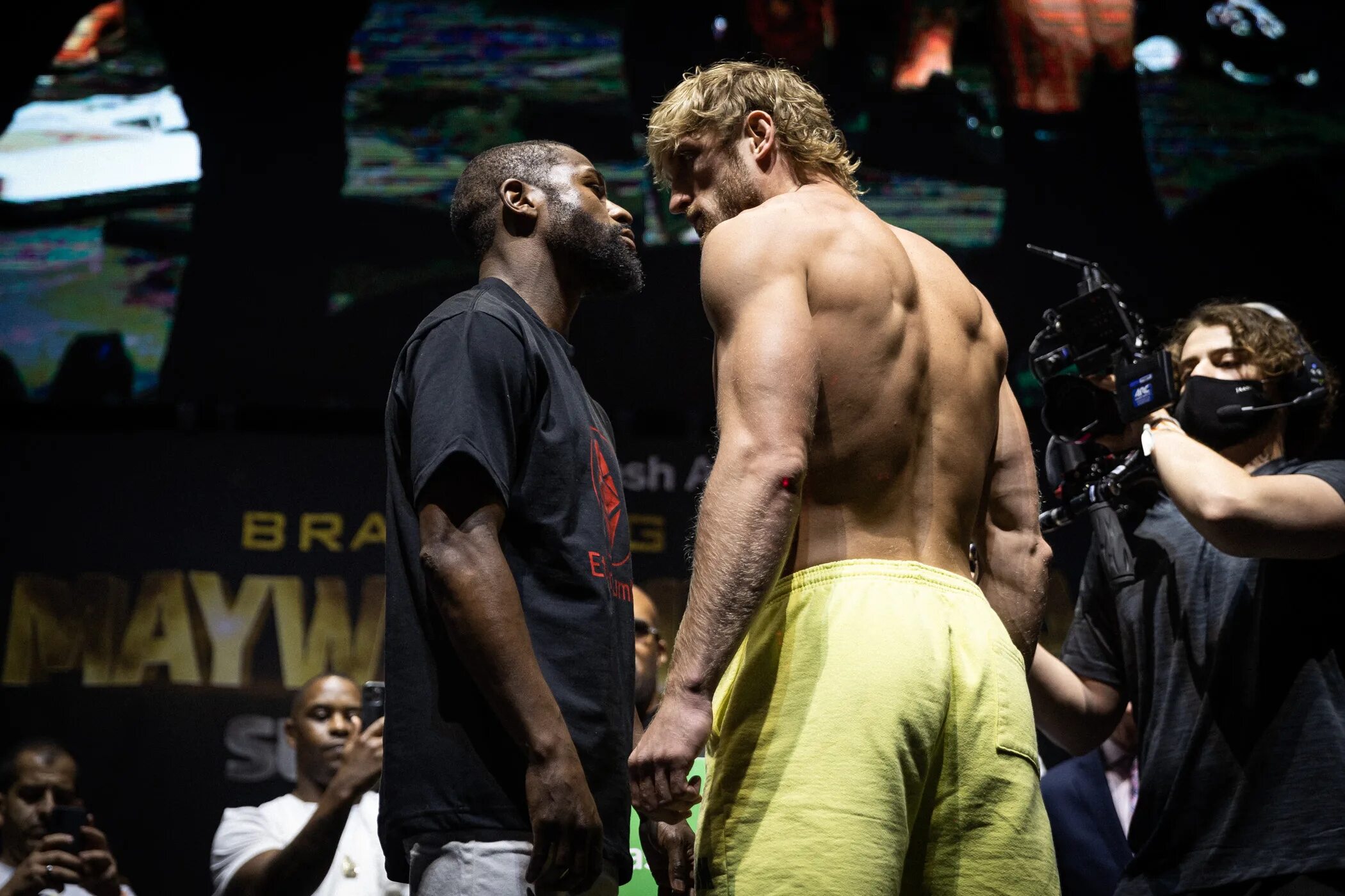 Logan paul floyd mayweather. Флойд мейвезер логан пол. флойд мейвезер логан пол бой. флойд мейвезер взвешивание. logan paul mayweather.