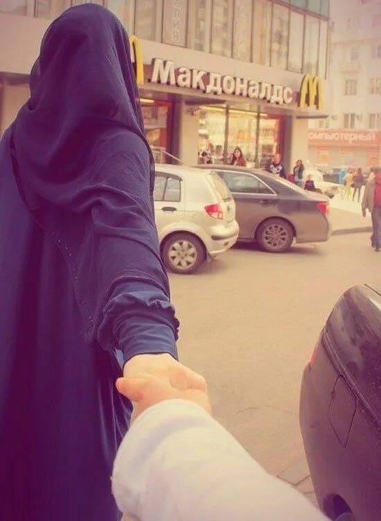 Мусульманка в хиджабе с мужем. Девушка в хиджабе с парнем. Девушка в хиджапе и парин. Мусульманка с парнем.