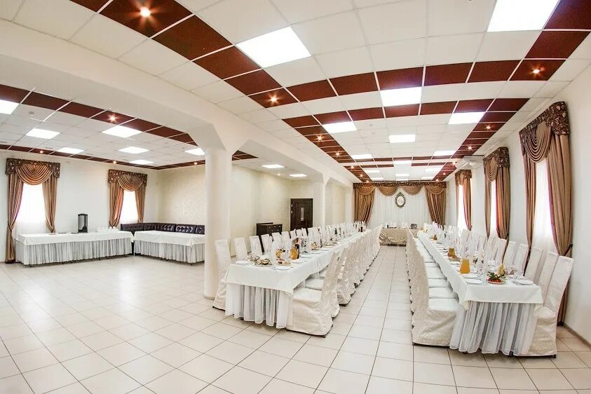 Банкетный зал принц накрытый стол. Royal palace банкетный зал. Банкетный зал алексис оренбург. Попова 94 оренбург кафе уютное застолье. Кафе на шевченко оренбург.