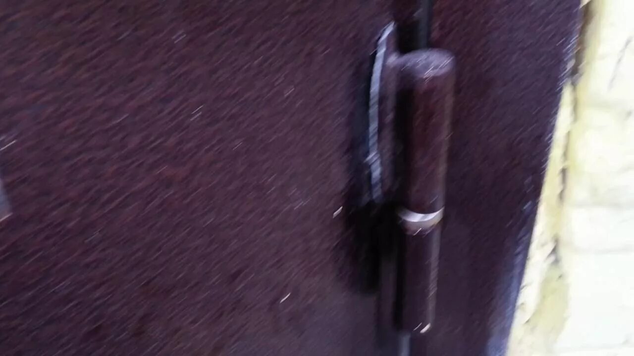 Дверь срывается с петель
