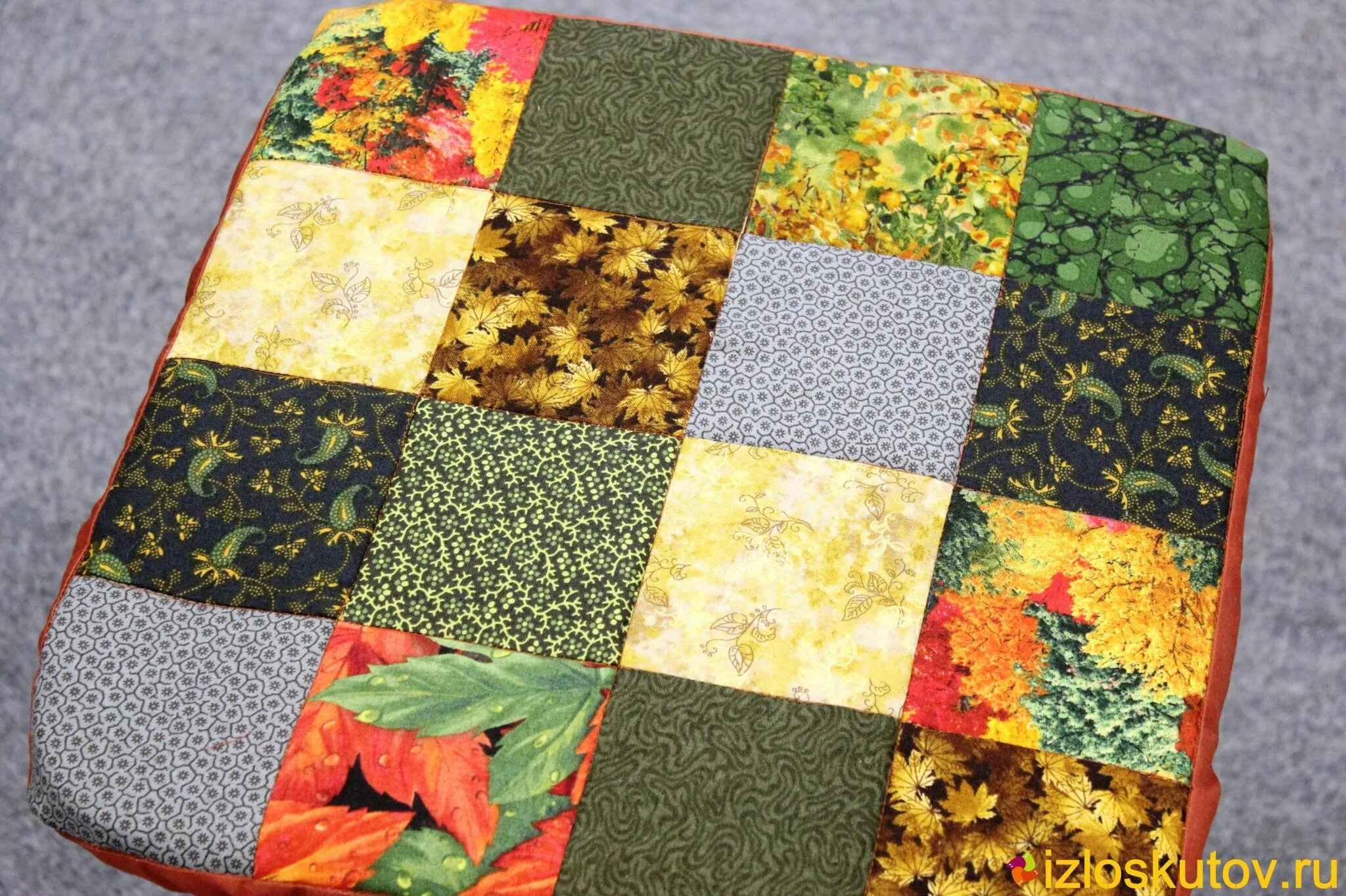 сидушка на стул из лоскутков. сидушка на стул. сидушка из лоскутков. лоскутные коврики. сидушка на стул пэчворк.