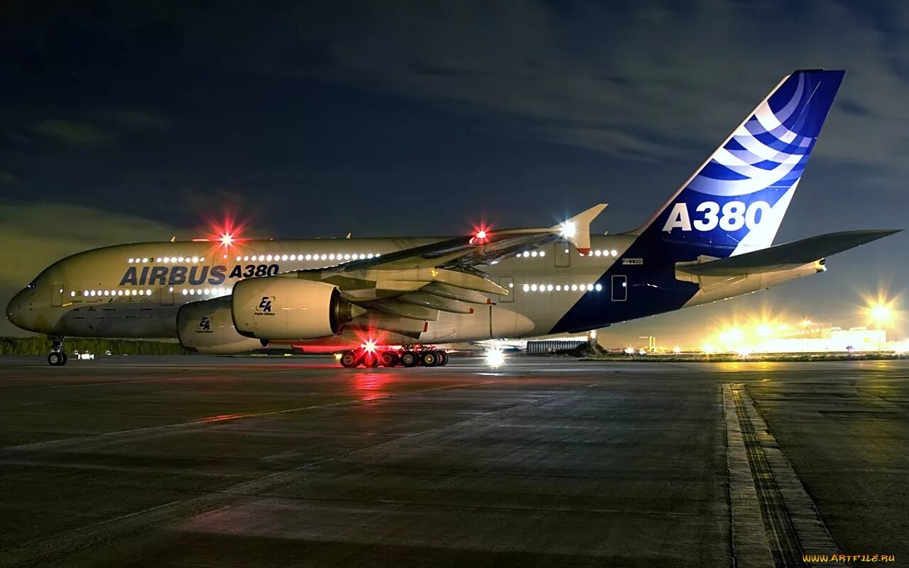 Покажи фотографии самолетов. Аэробус а380 и а320. Airbus a380-800 Аэрофлот. Airbus 380 ночью. Airbus а380 российские авиалинии.