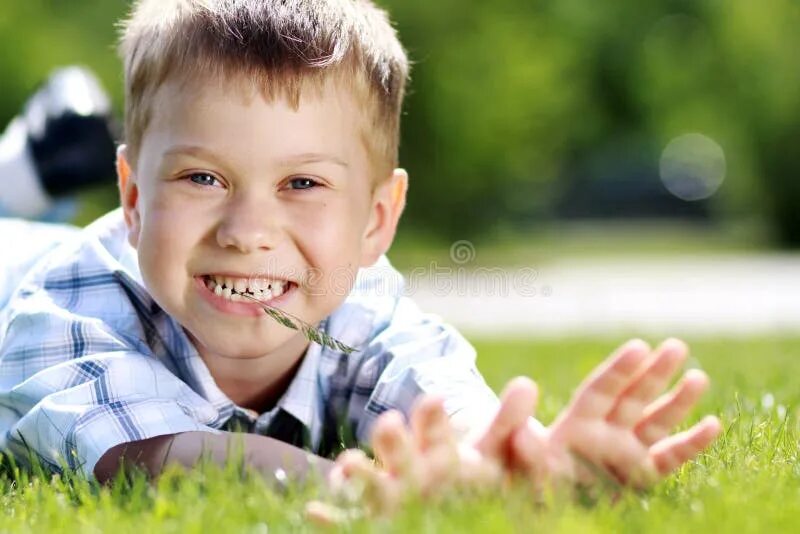 Ест ребенка трава. Ребенок. Ребенок ест на природе. Дети едят траву. Дети едят траву.