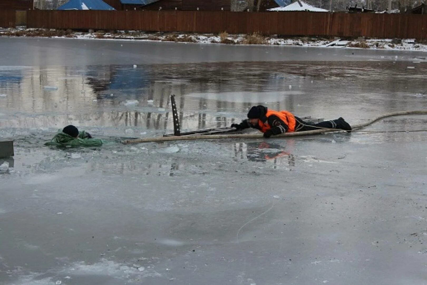 старый тонкий лед. первый тонкий лед. тонкий лёд на реке. опасный лед. осторожно ледостав.