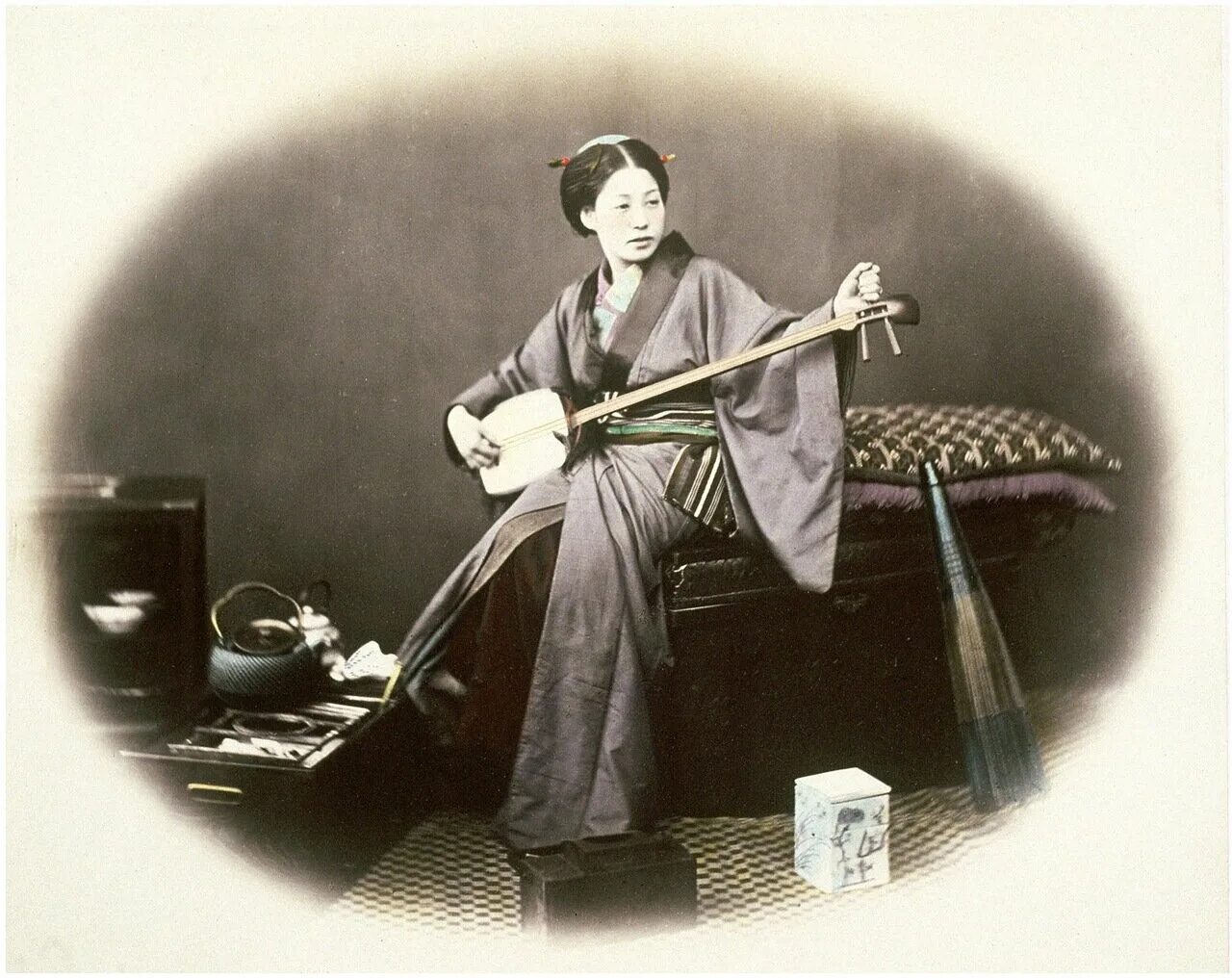 Японская трехструнная лютня с длинной шейкой. Гейша с сямисэном. Сямисэн музыкальный инструмент. Японский инструмент сямисэн. Японский струнный инструмент сямисэн.