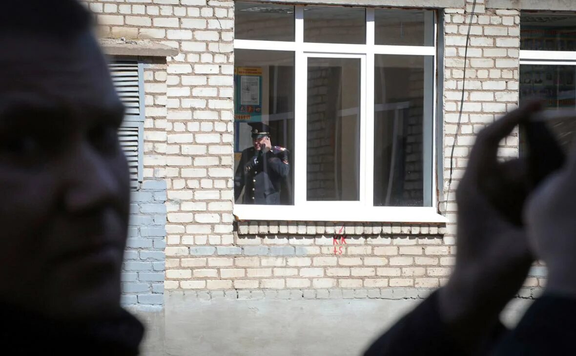 В какой школе брянска стреляли. Нападение на школу в стерлитамаке. перестрелка в школе в стерлитамаке. стрельба в школе красноярск. стерлитамак 1 школа нападение.