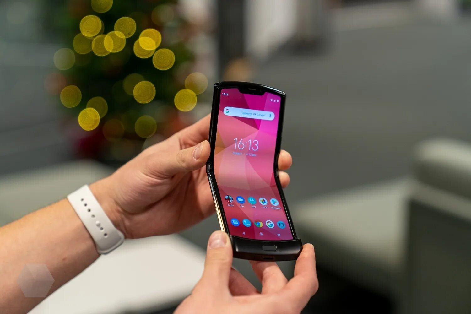 Включи какие есть телефоны. Motorola RAZR 2023. Моторола смартфон 2023. Samsung smartphone 2023. Телефон будущего.