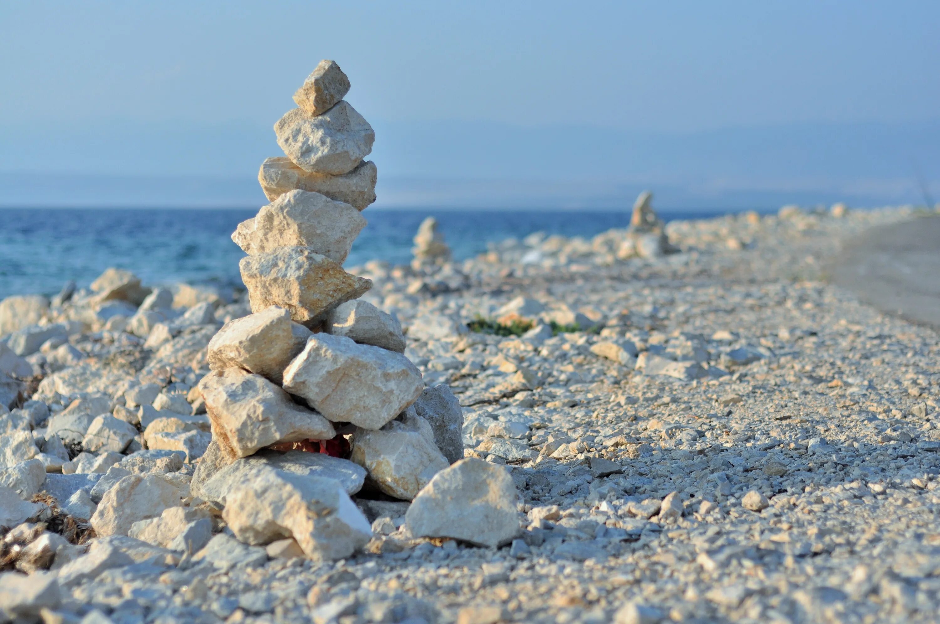 Белые камни где находится. Белый камень. Камни белого моря. Камни на Песчаном берегу моря. Пляж с белыми камнями.