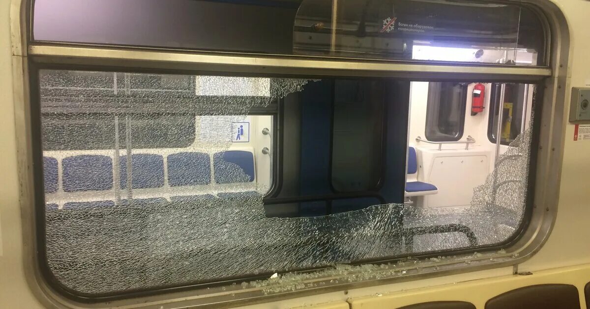 Обстрелянный поезд волгоград адлер когда обстреляли. Окно вагона метро. окно метро. стекло вагона метро. окно вагона поезда.