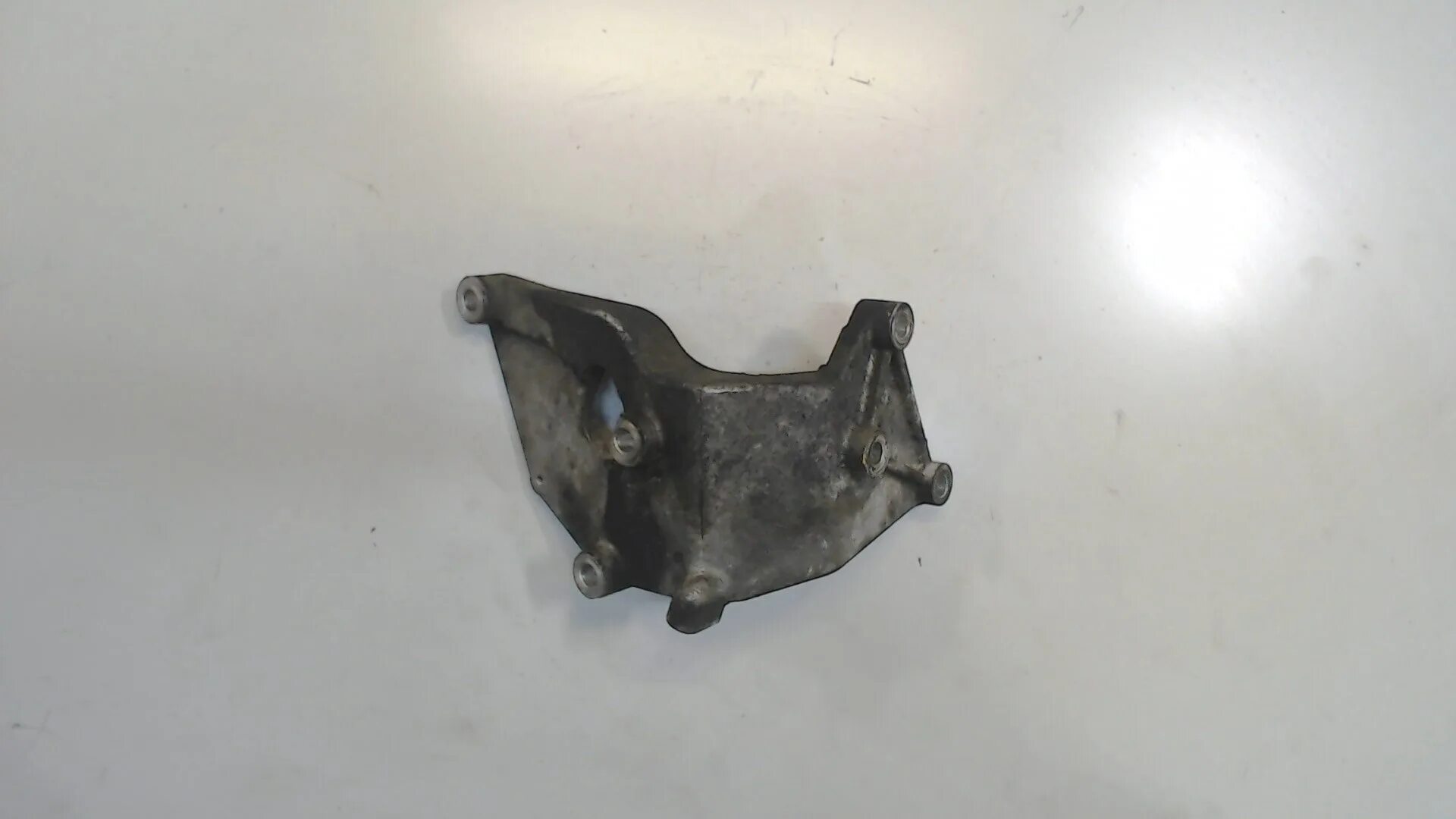 Кронштейн редуктора переднего моста ваз 2121 нива. Кронштейн крепления генератора газ 2705. Кронштейн крепления рулевого редуктора соболь 4х4. Кронштейн редуктора. Газ 2705 кронштейн колонки.