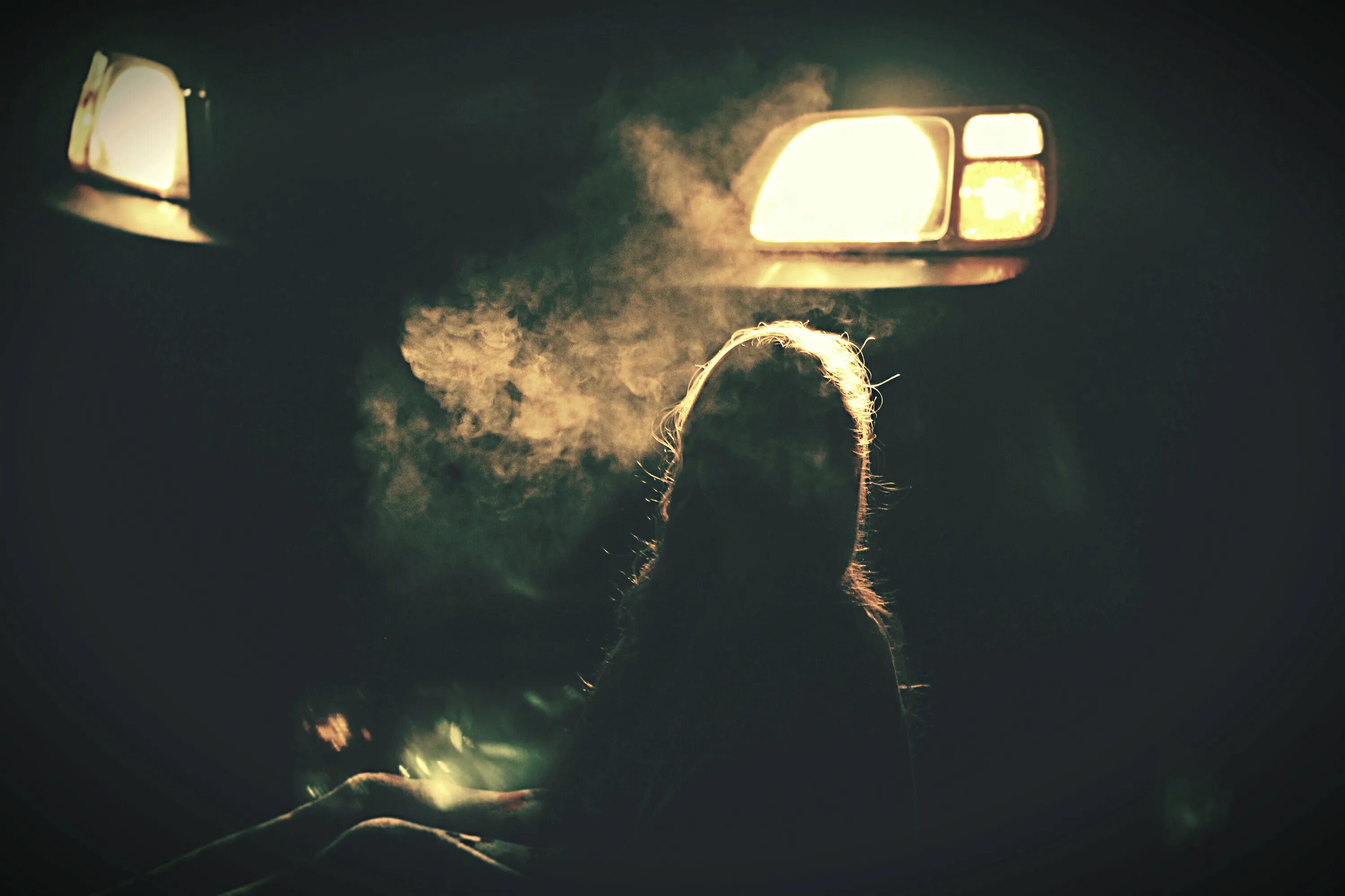 Эх темнота. Девушка в темноте. Девушка в машине ночью. Девочка в темноте. Человек в свете фар.