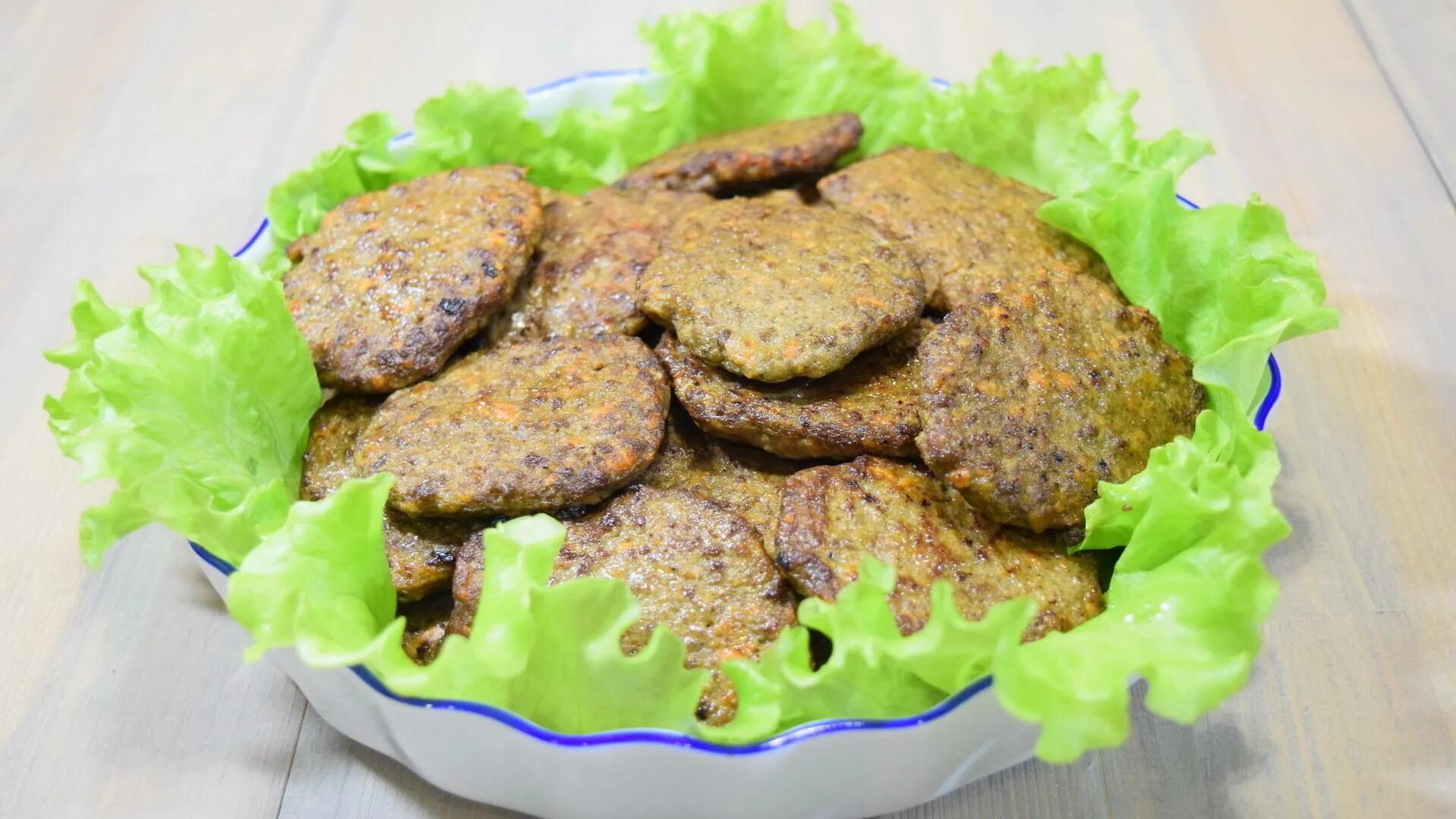 Печеночники рецепт из куриной. Печеночники из куриной печени. печеночники из говяжьей печени. печёночные оладьи из говяжьей печени. оладьи из печени.