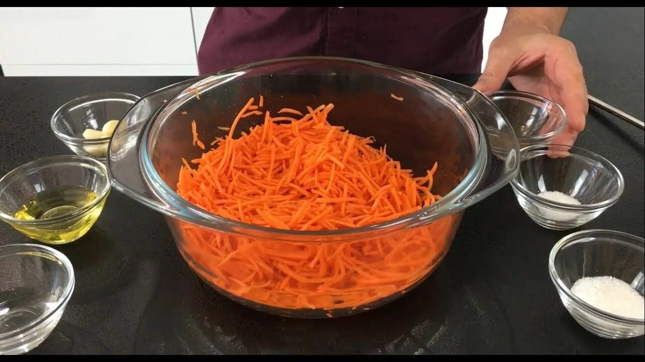 Морковь по корейски рецепт кухня наизнанку. Кухня наизнанку корейская морковь. кухня наизнанку морковь по корейски. кухня наизнанку морковка по корейски. кухня наизнанку морковь.