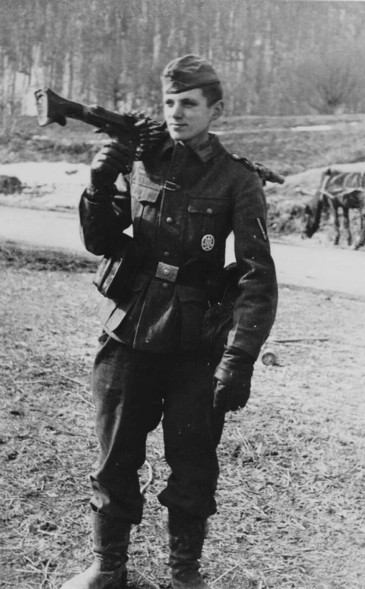 Германские солдаты 1941. Убитый немецкий солдат. Гауптман винклер. Солдат вермахта с пистолетом. Памятка немецкого солдата.