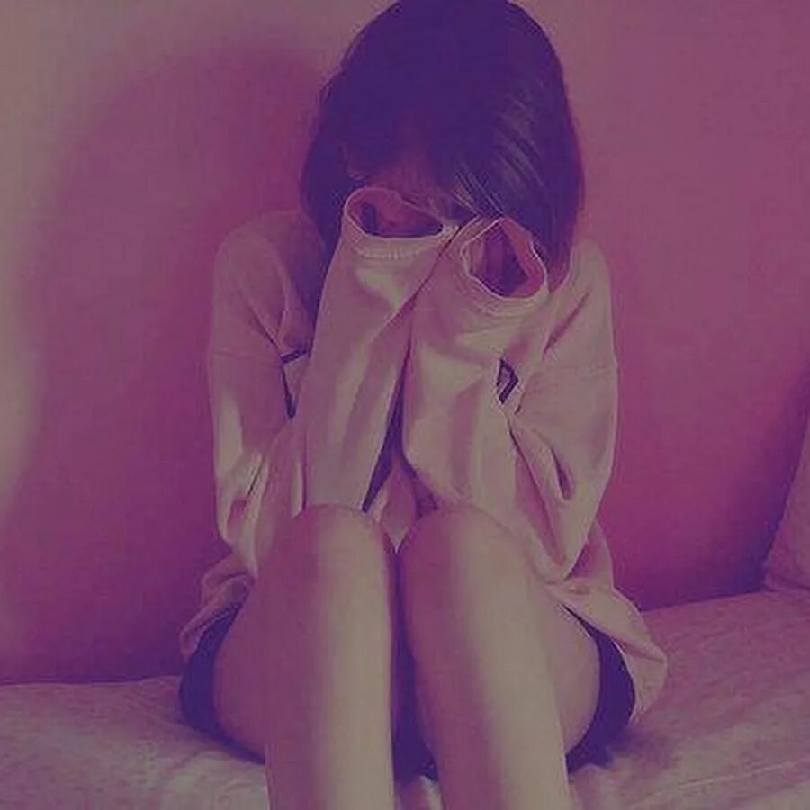 Девушка плачет на аву. Грустная девушка. Плачущая девушка сохры. Плачущая девушка без лица. Девушка прикрывает лицо.