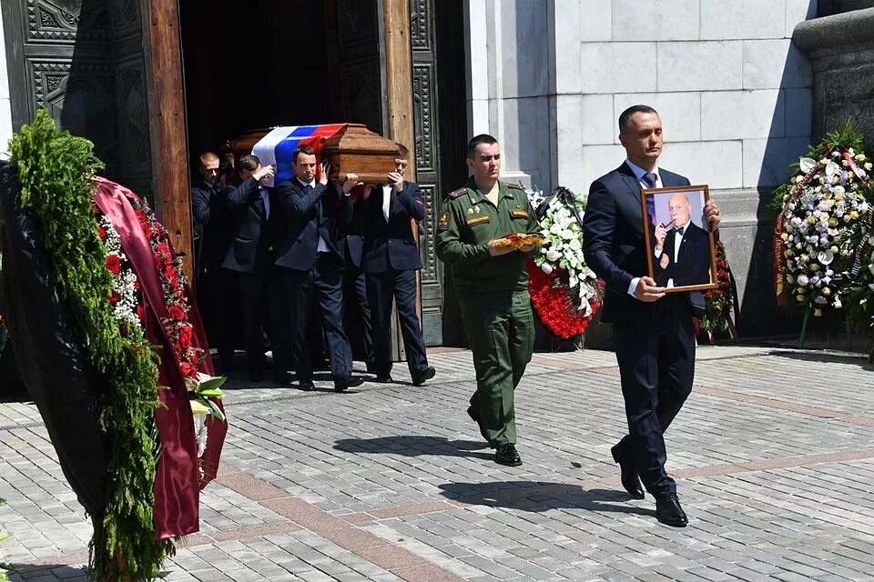 Как правильно провожать в последний путь. Крк в последний путь курск. Проводить в последний путь. Кто ушёл в новый год вождь ссср. Красивые похороны.