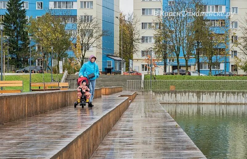 День радуги. Краснознаменск 2023. Фотовыставка на заборе сада эрмитаж. Краснознаменск фото города. Потоп в питере.
