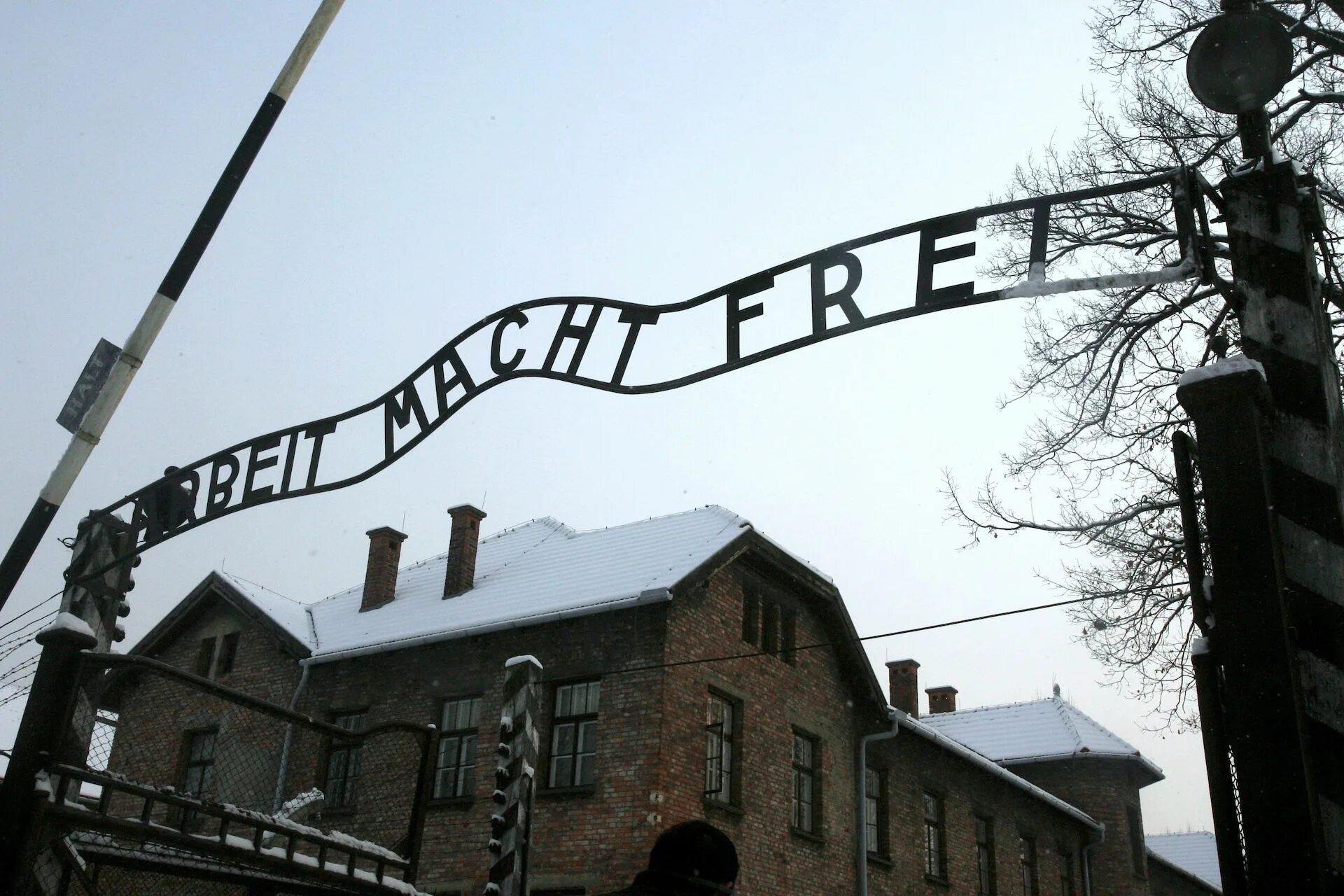 Что написано на воротах освенцима. Арбайт махт фрай. arbeit macht frei освенцим ворота. ворота концлагеря освенцим. надпись arbeit macht frei на воротах концлагеря.