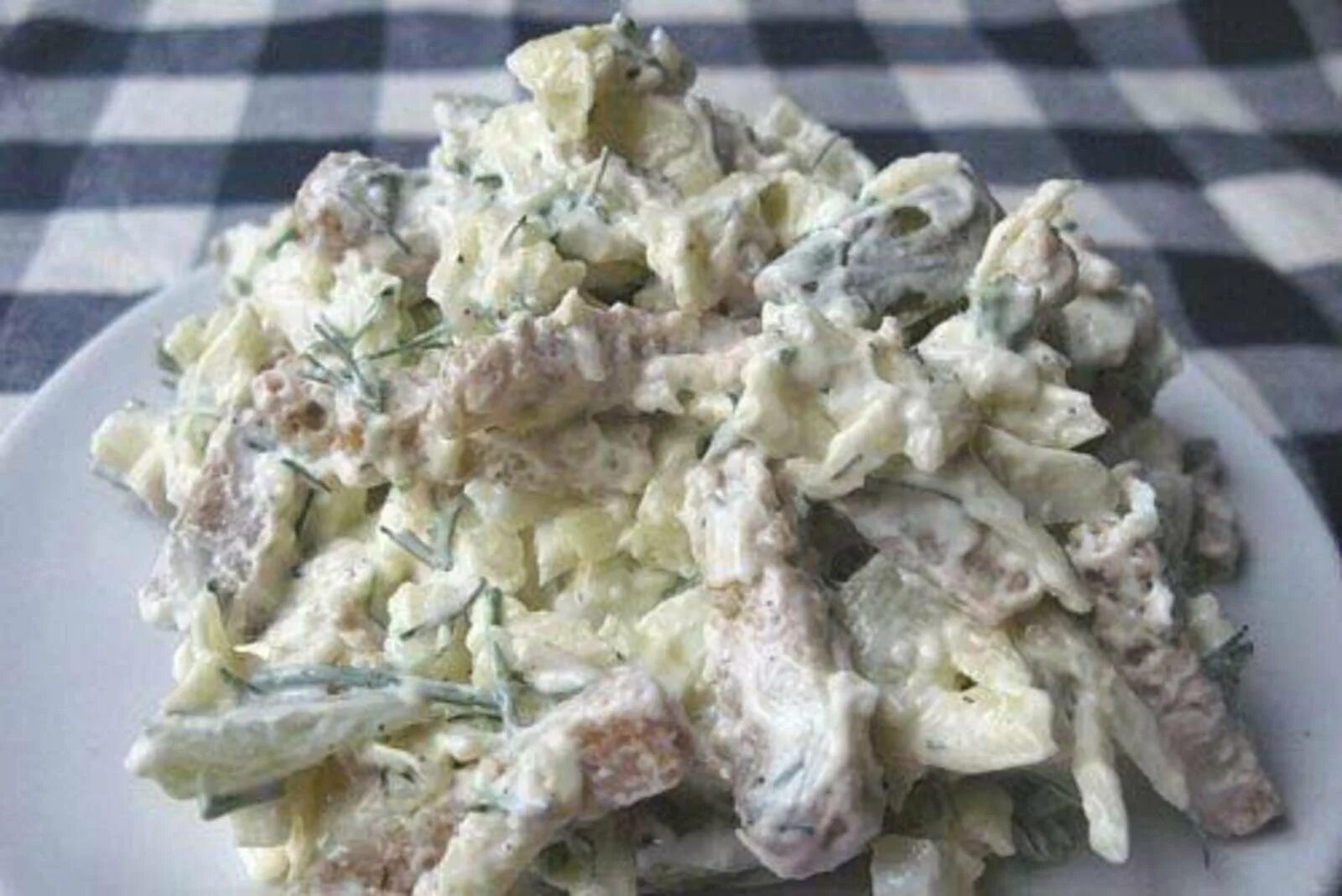 Салат курица огурец яйцо. Салат из курицы соленых огурцов и яиц. Салат с куриной грудкой и яйцом. Салат из курицы соленых огурцов и яиц. Салат с курицей и горошком.