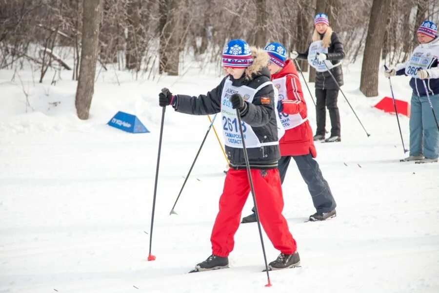 Самара лыжня 2024. Лыжня россии 2022 сызрань. Лыжня россии березники. Старт лыжи. Лыжная гонка.