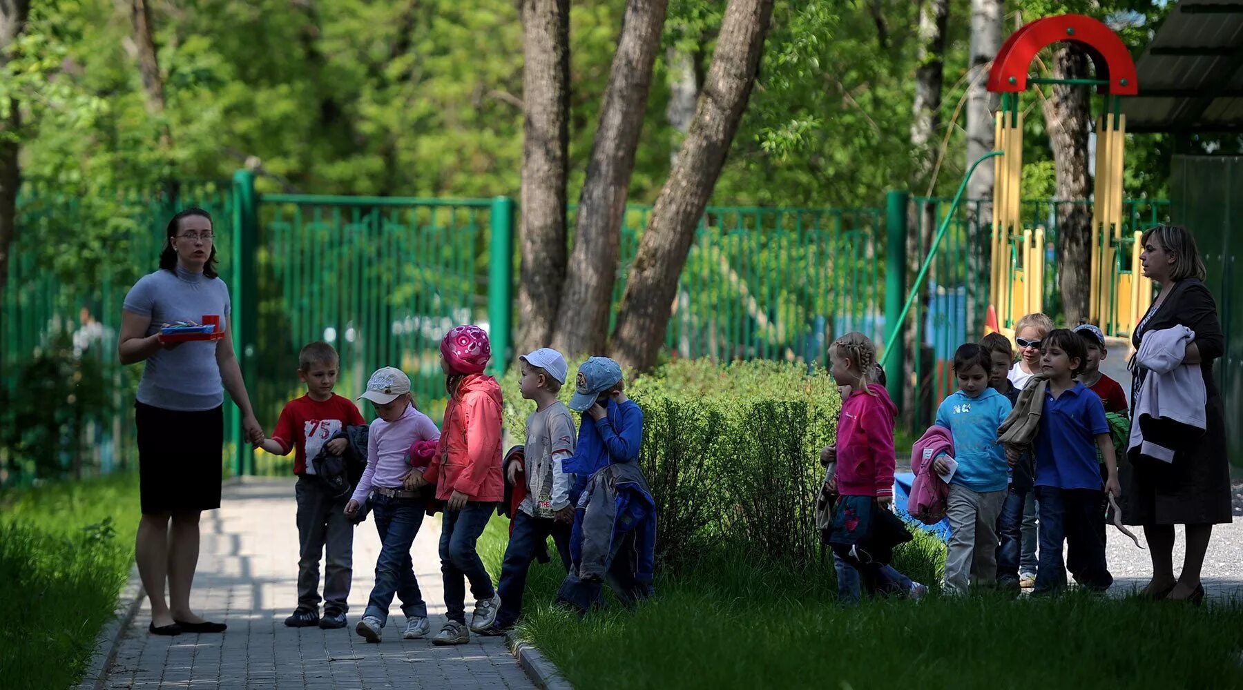 Прогулка в детском саду. Дети в саду. Прогулка на улице в детском саду. Дети на прогулке в саду.