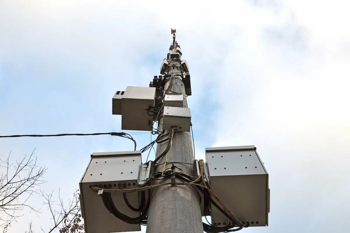 Столбы с антеннами сотовой связи. Мачта для видеонаблюдения. Двор мачты. Rfs-65 антенна сотовой связи. Опора двойного назначения вышки сотовой связи.