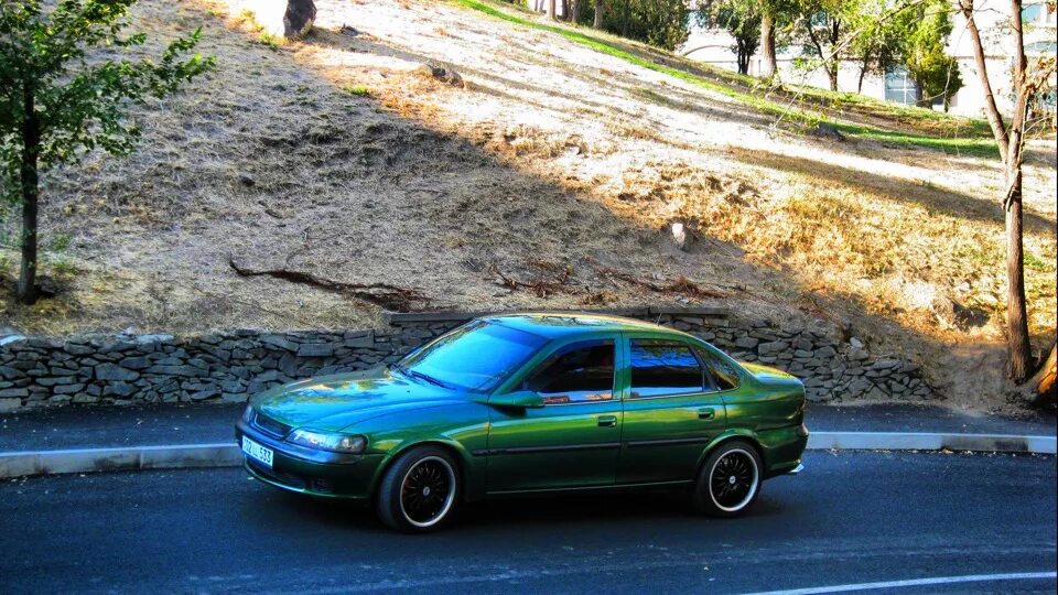 Opel Vectra b купе. Opel Vectra b зеленая. Опель Вектра б зеленого цвета. Опель Вектра б на природе. Б зеленый 20