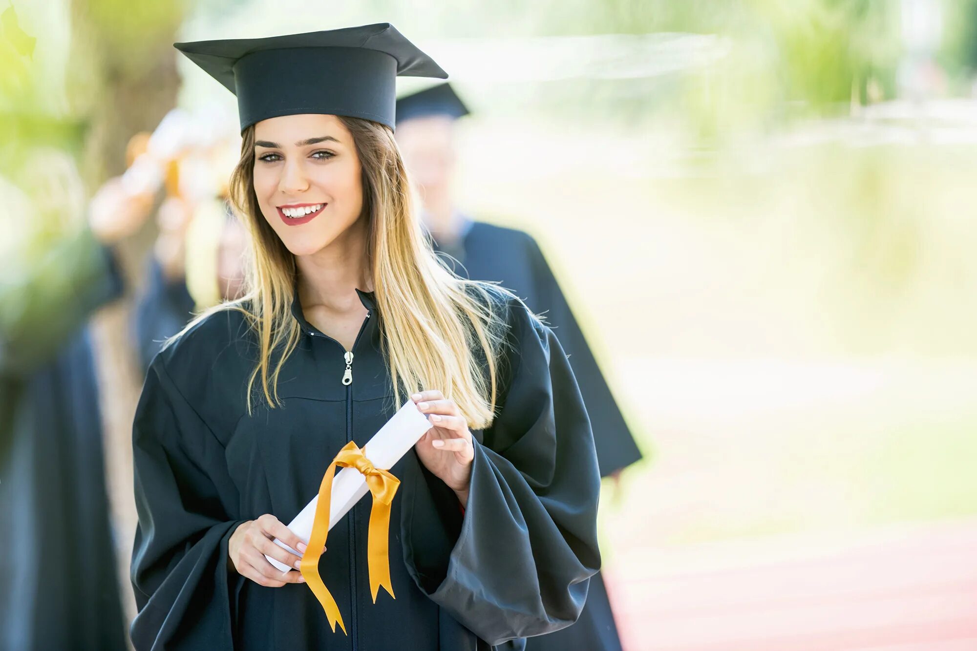 Graduating student is. Выпускник вуза. Мантия выпускника. Выпускники университета. Студент магистрант.