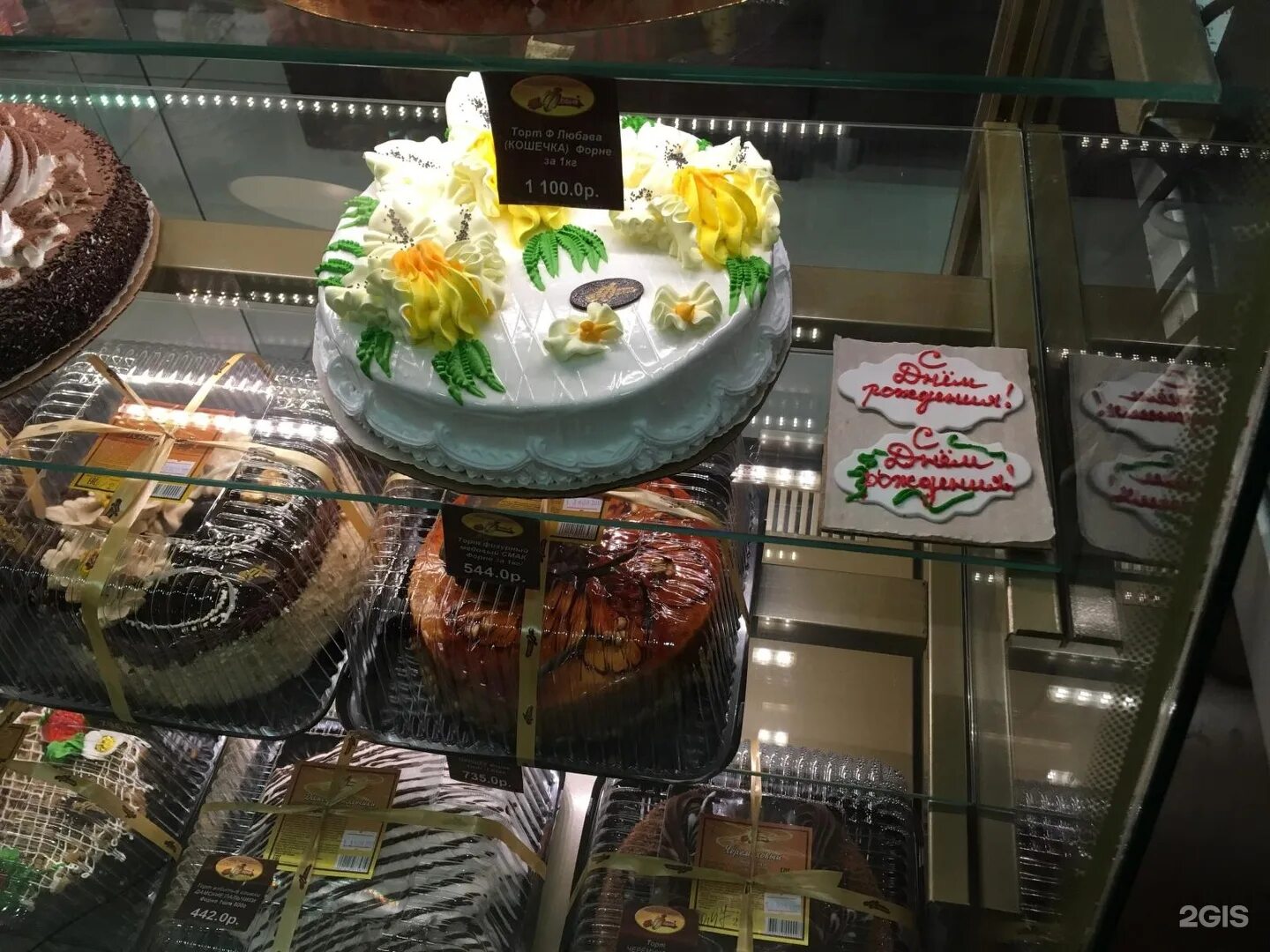 кондитерская промышленность. торт из магазина. пирожные в магазине. торт из магазина. в магазине продаются торты.