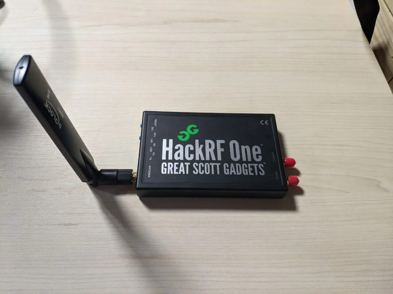 Hackrf one купить. Усилитель для HACKRF one. HACKRF В корпусе. HACKRF антенны. Флешка HACKRF.