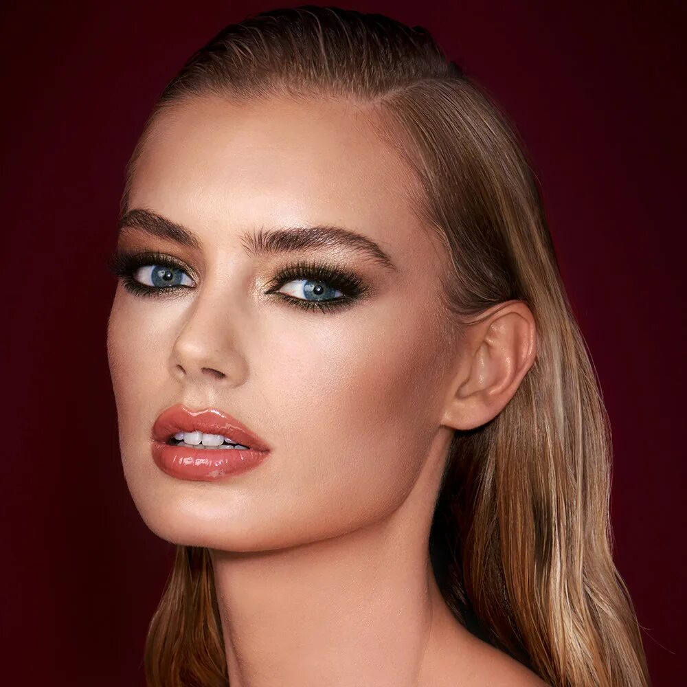 Палетка от шарлотты тилбери. Charlotte tilbury exaggereyes. Charlotte tilbury хайлайтер. Шарлотт тилбери косметика контуринг. Hanna verhees charlotte tilbury.