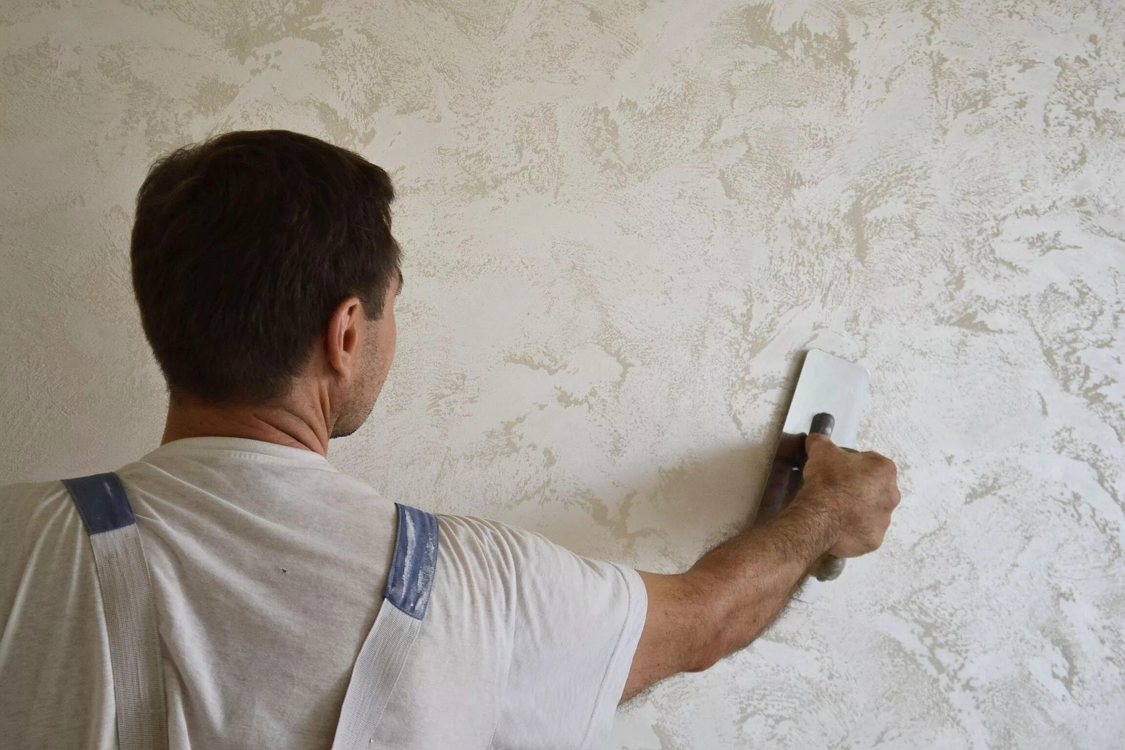 Шпаклевка покажите. Венецианская штукатурка Venetian Plaster. Ротбанд венецианская штукатурка. Нанесение венецианской штукатурки. Декоративная шпатлевка для стен.