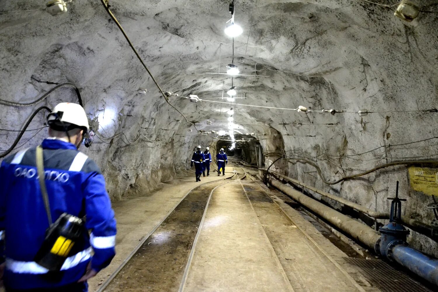 Проходчик горных выработок. Крепильщик горных выработок. Сафьяновская медь реж. Подземные горные работы. Урановые шахты краснокаменска.