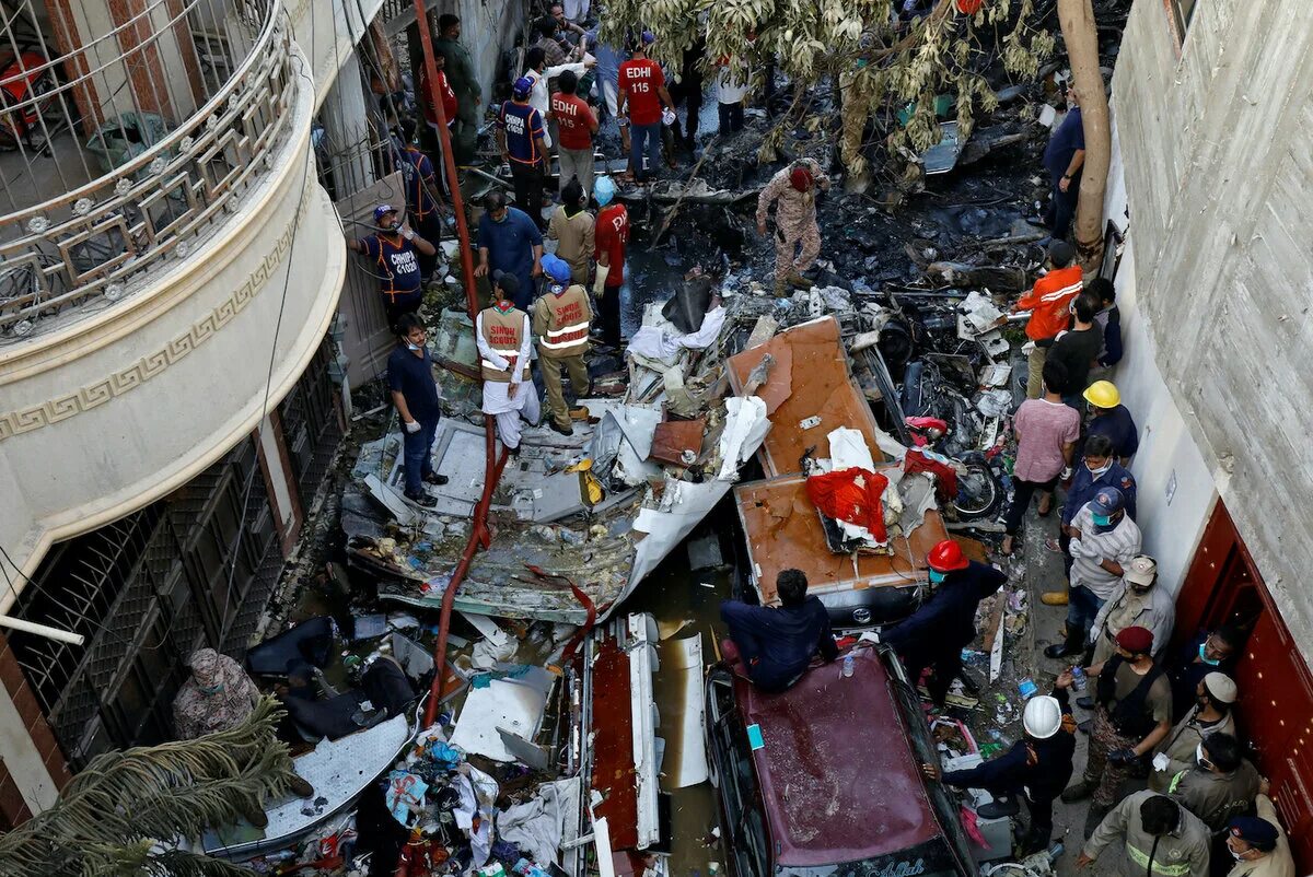 Авиакатастрофа сколько погибших. Катастрофа a320 под Карачи. Крушение самолета в Пакистане Карачи. Авиакатастрофа Пакистан 2020.