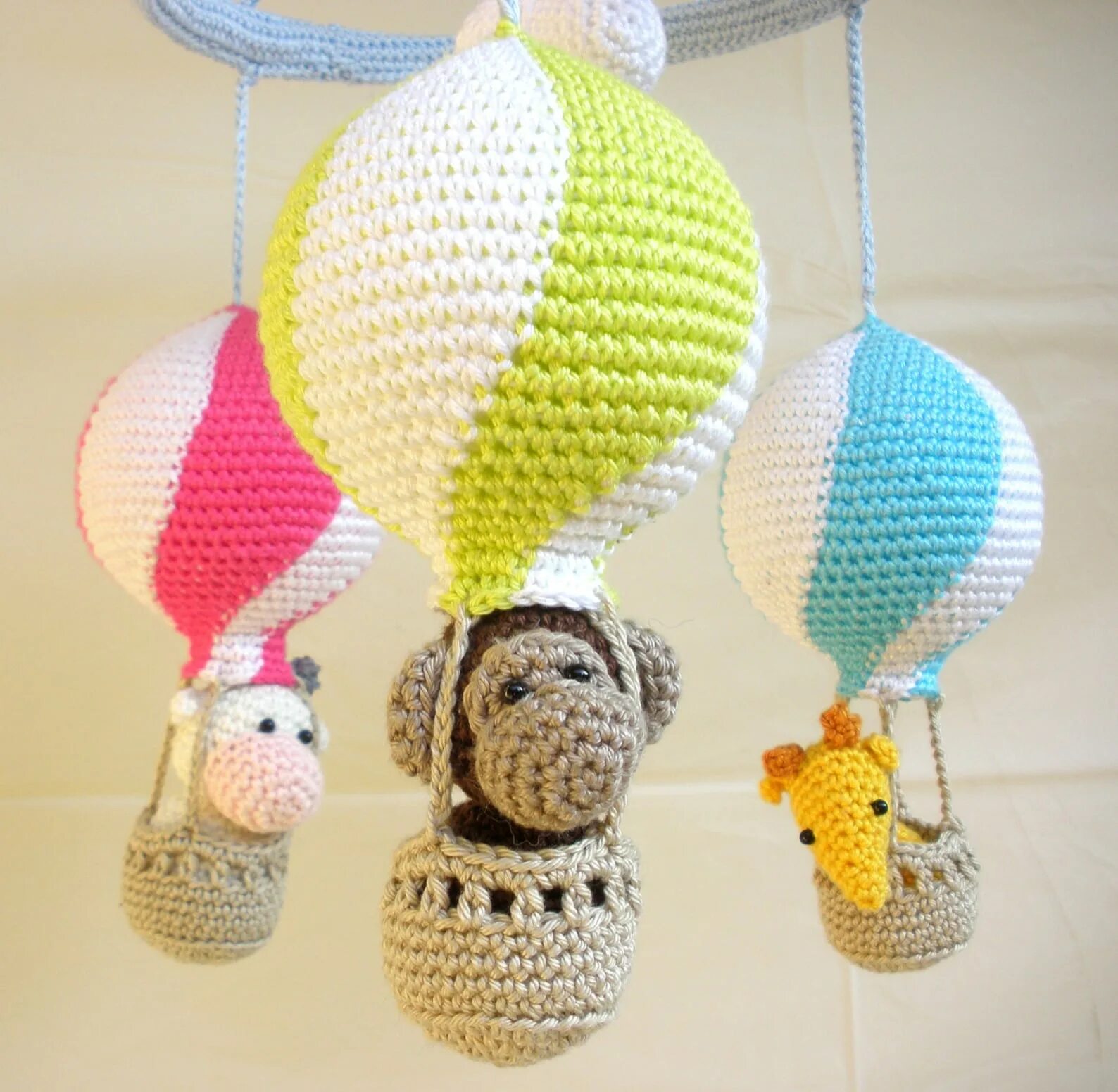 Воздушный шар вязаный крючком. Шар крючком. Вязаные шарики. Вязаные шарики. Воздушный шар с вязаной игрушкой.
