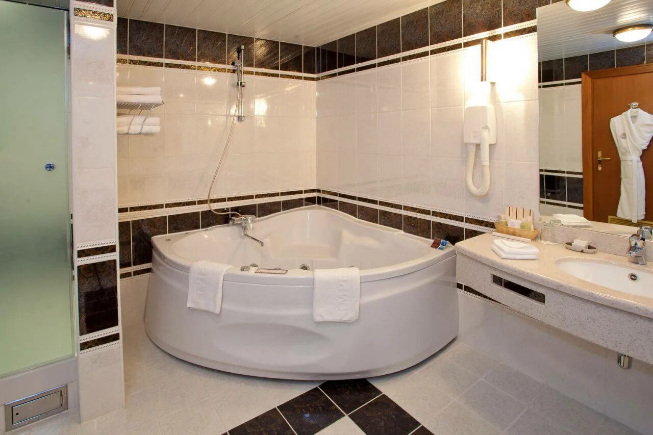 Jacuzzi ванна с гидромассажем. Ванна jacuzzi gemini top 9f43-056 акрил. Маленькая ванная комната с джакузи. Ванна джакузи pool spa 115x185. Ванная комната с джакузи в квартире.