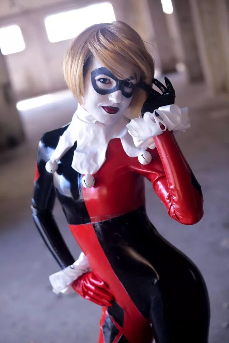Харлин квинзель. Харлин квинзель харли квинн. харли квинн latex. harley quinn косплей латекс. бэтмен 2004 харлин квинзель.