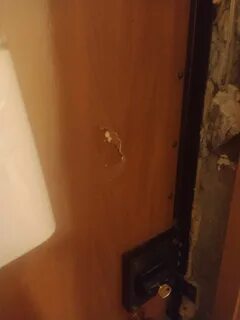 Дыра в двери