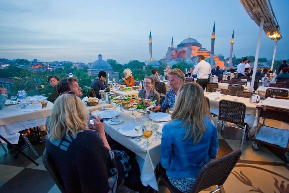Севен хиллс ресторан. Seven hills hotel стамбул. ресторан севен хиллс стамбул. sevenhill ресторан стамбул. seven hills palace 4* стамбул.