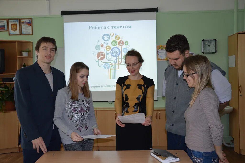 преподаватель истории и обществознания. начинающий учитель истории. историк учитель. историк преподаватель. молодой учитель.