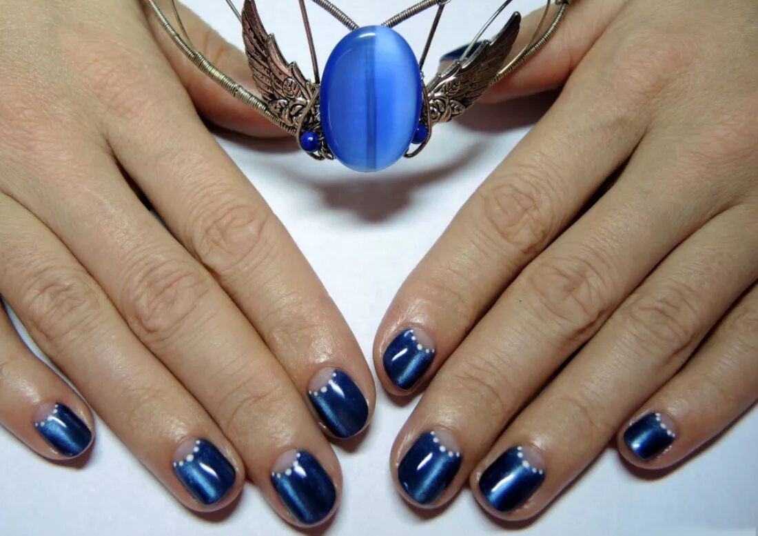 Френч кошачьим глазом фото. Френч кошачий глаз на ногтях. Маникюр кошачий глаз. Покрытие кошачий глаз маникюр. Синий маникюр.